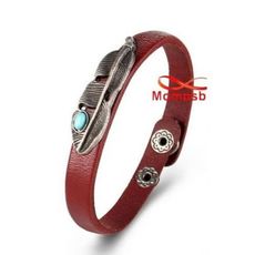 Bracelet Cuir ROUGE Avec Pendentif Plume Et Fermoir Button - Unisex au meilleur prix au Maroc